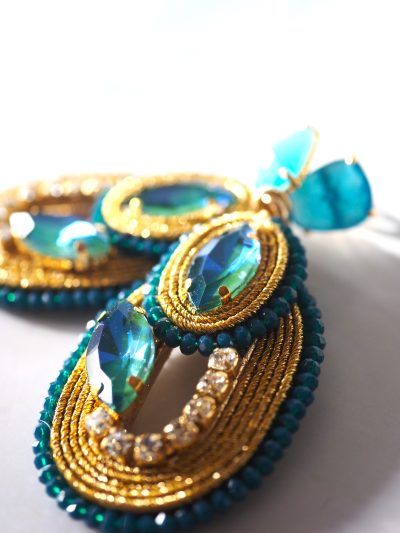 Opvallende oorbellen uit de Marthje's Choice collectie van brass stekers met kristal en gouddraad met turquoise accenten.
