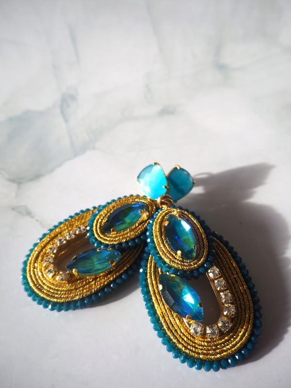 Opvallende oorbellen uit de Marthje's Choice collectie van brass stekers met kristal en gouddraad met turquoise accenten.