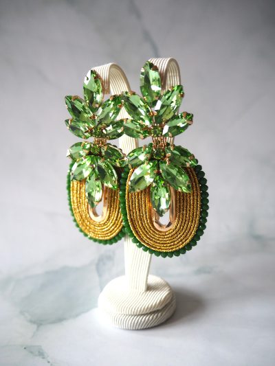 Opvallende oorbellen uit de Marthje's Choice collectie van brass stekers met kristal en gouddraad met groene accenten.