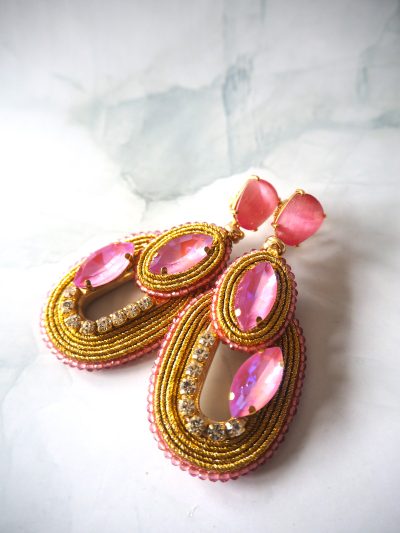 Opvallende oorbellen uit de Marthje's Choice collectie van brass stekers met kristal en gouddraad met roze accenten.