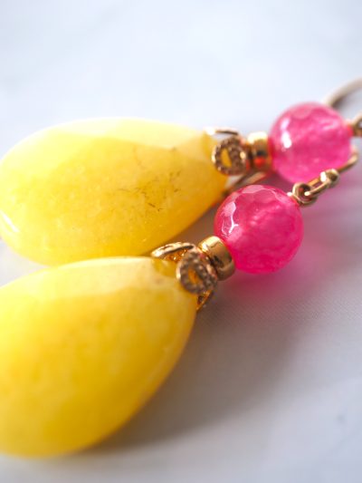 Mooie vrolijke oorbellen van goldfilled hangers met agaat in de kleuren roze en geel.