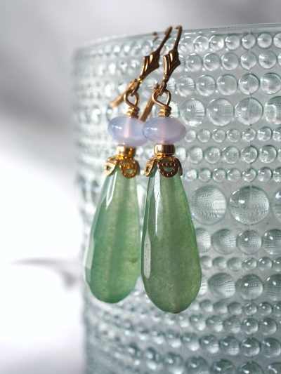 Elegante oorbellen van goldfilled hangers met opaliet en agaat in de kleuren lavendel en groen.