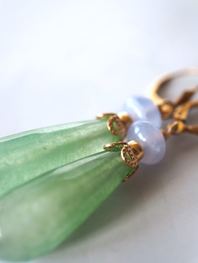 Elegante oorbellen van goldfilled hangers met opaliet en agaat in de kleuren lavendel en groen.