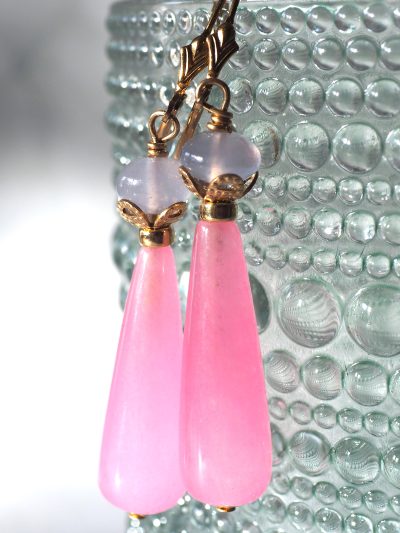 Elegante oorbellen van goldfilled hangers met opaliet en agaat in de kleuren lavendel en roze.