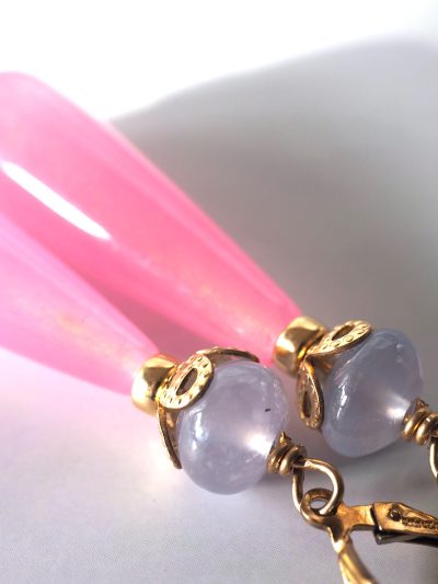 Elegante oorbellen van goldfilled hangers met opaliet en agaat in de kleuren lavendel en roze.