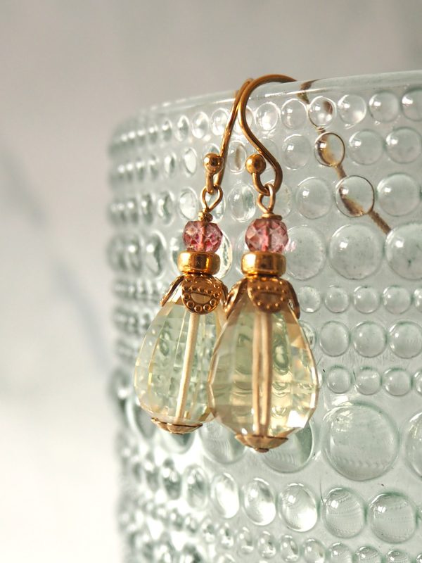 Kleine, lichte oorbellen van goldfilled hangers met kwarts en lemonkwarts in de kleuren roze en zachtgeel.