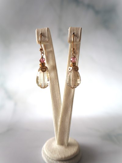 Kleine, lichte oorbellen van goldfilled hangers met kwarts en lemonkwarts in de kleuren roze en zachtgeel.