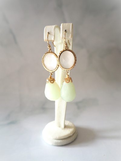 Prachtige oorbellen van goldfilled hangers met kattenoog en jade in de kleuren wit en lichtgroen.