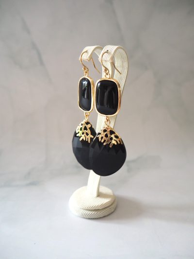 Mooie zwarte oorbellen van goldfilled hangers met spinel, met bijzondere bewerking op de steen.