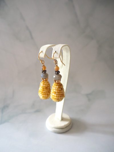 Mooie oorbellen van goldfilled hangers met opaal, labradoriet en lemonopaal in de kleuren grijs en geel.