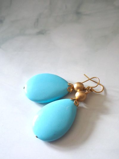 Mooie blauwe oorbellen van goldfilled hangers met agaat.