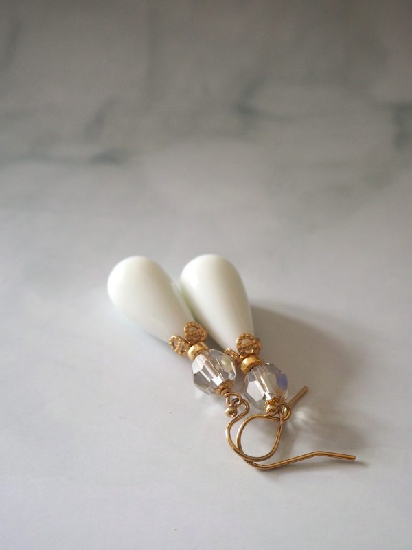 Sierlijke witte oorbellen van goldfilled hangers met kristal en agaat.