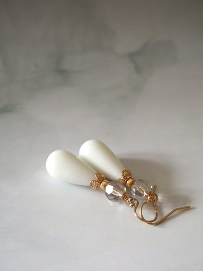 Sierlijke witte oorbellen van goldfilled hangers met kristal en agaat.