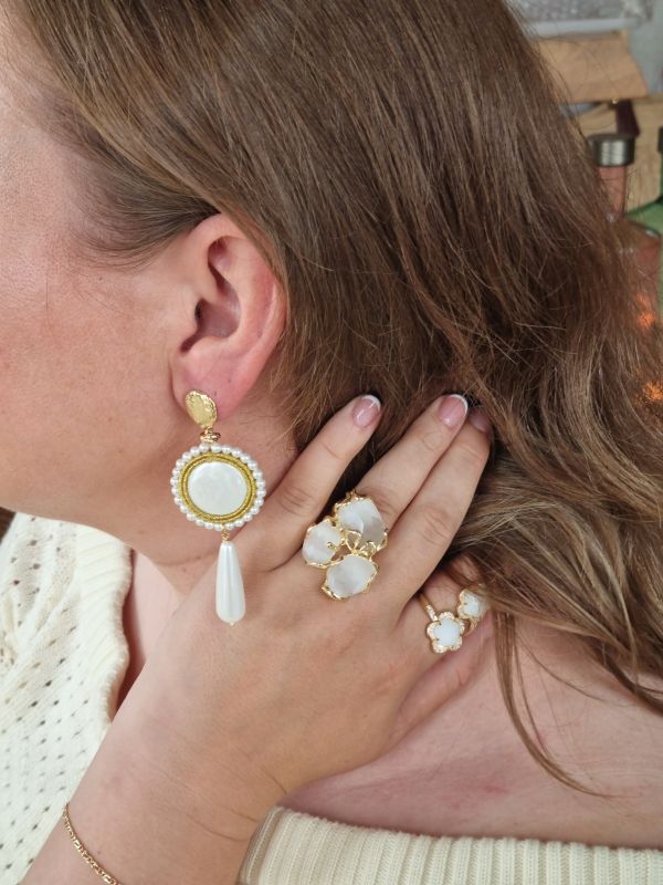 Brass ring met melkwitte stenen, flexibele maat