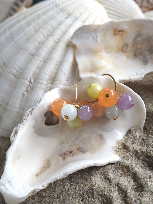 Marthje's Specials met goldfilled haakjes en bedels van aquamarijn, amethist, aventurijn en howliet