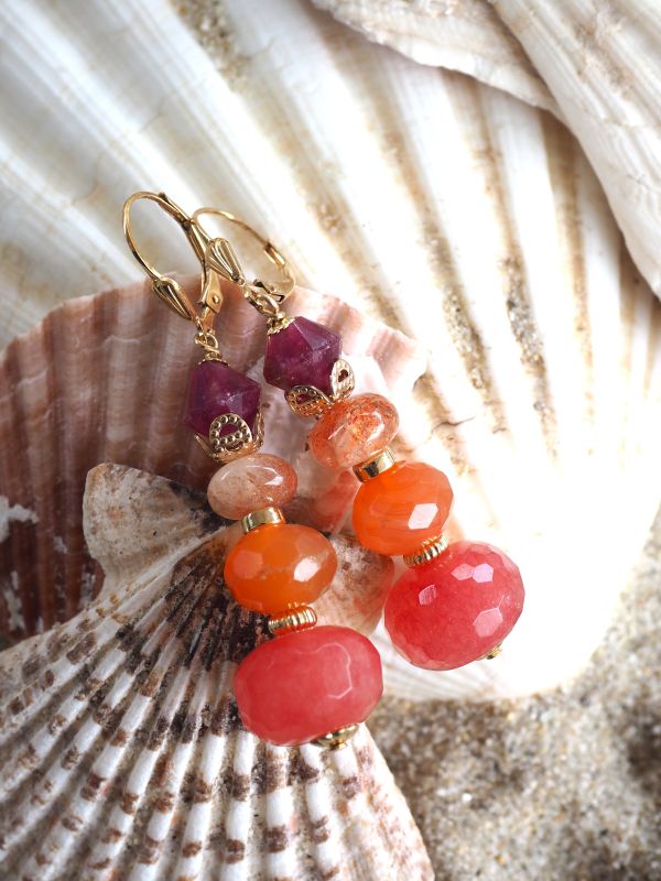 Goldfilled oorbellen met rodochrosiet, zonnesteen, carneool en agaat