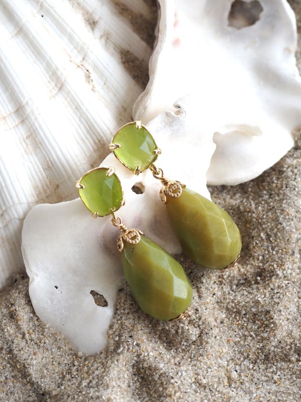 Brass stekers met kattenoog en goldfilled oorbellen met koreaanse jade