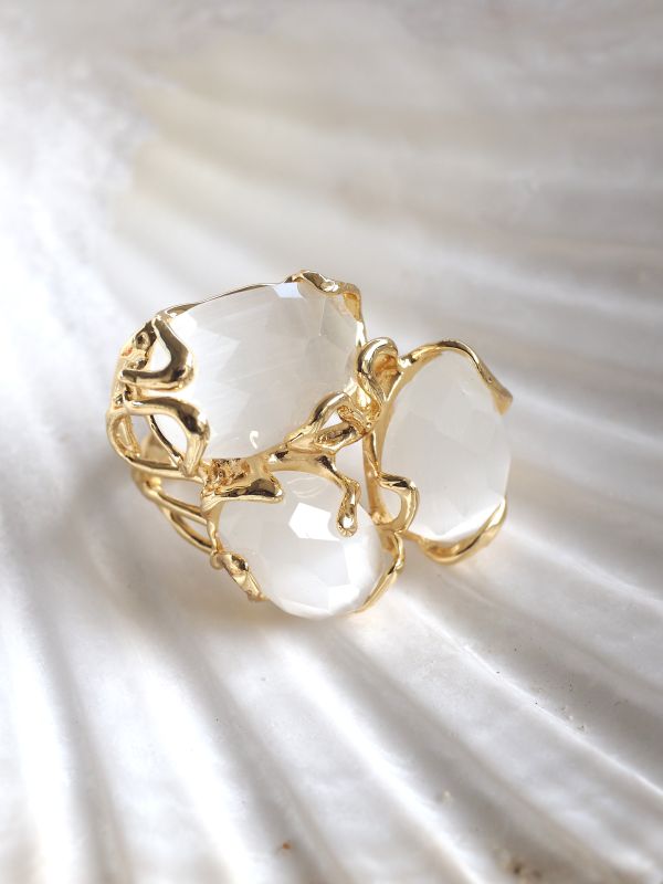 Brass ring met melkwitte stenen, flexibele maat - Afbeelding 2