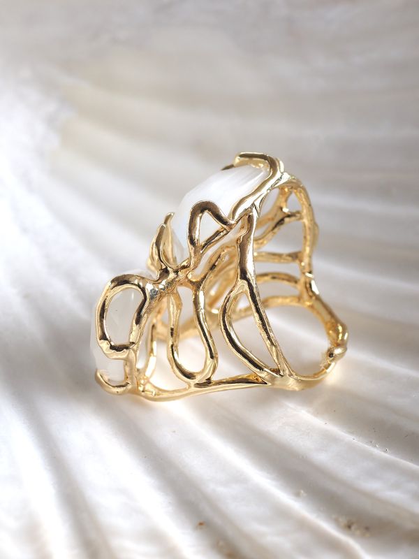 Brass ring met melkwitte stenen, flexibele maat - Afbeelding 3