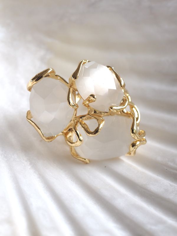 Brass ring met melkwitte stenen, flexibele maat - Afbeelding 4