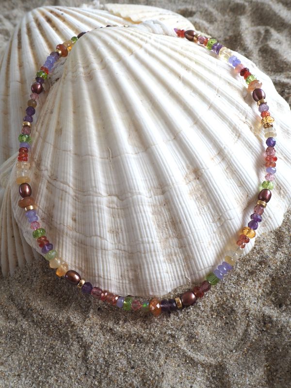 Jewels by Marthje ketting met peridot, opaal, parel, oranje saffier, zonnesteen, agaat en kristal - Afbeelding 2