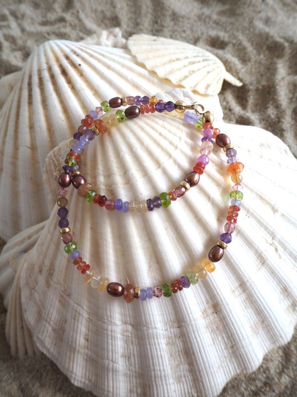 Jewels by Marthje ketting met peridot, opaal, parel, oranje saffier, zonnesteen, agaat en kristal