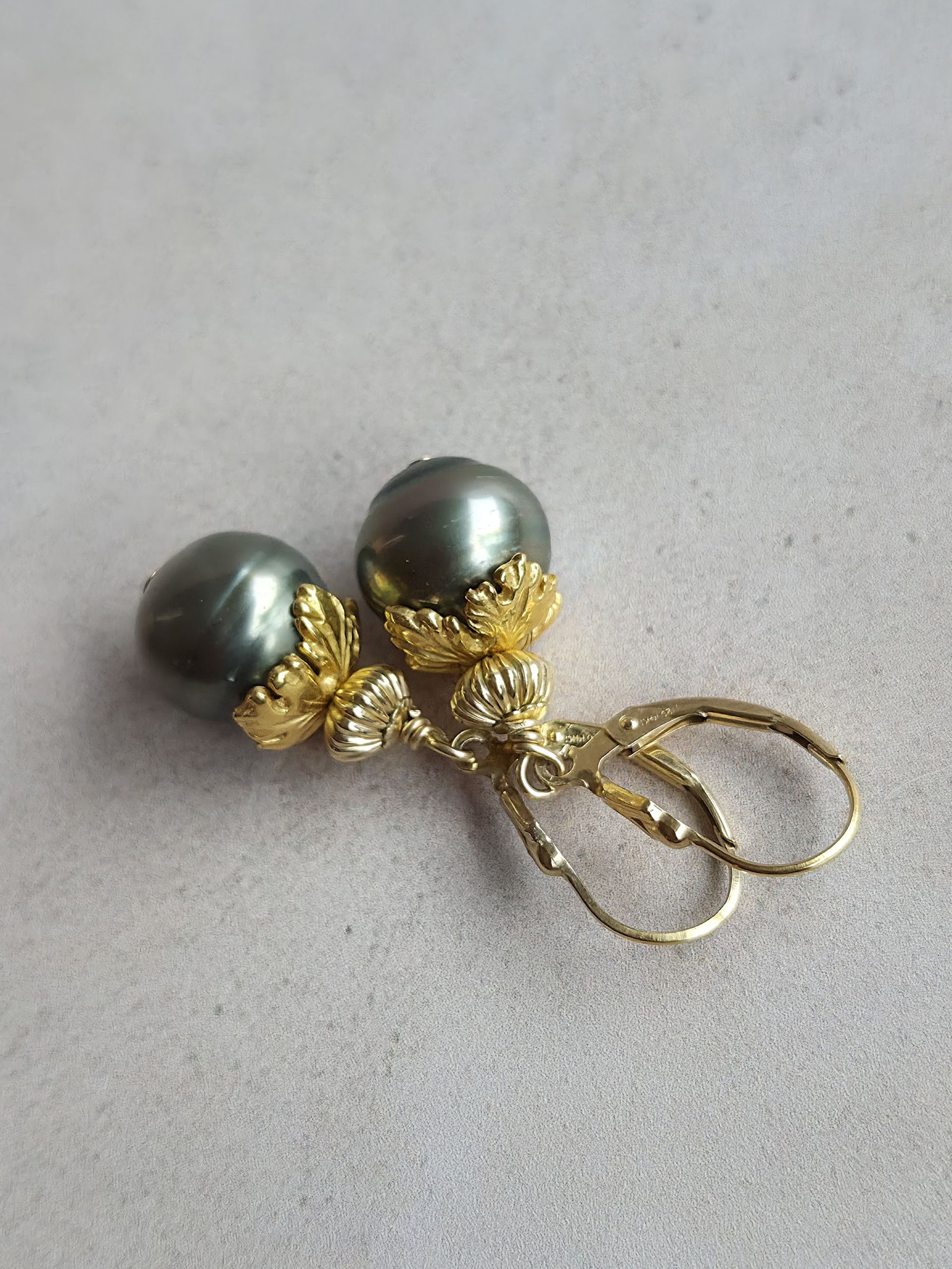 Goldfilled oorbellen met Tahiti parel